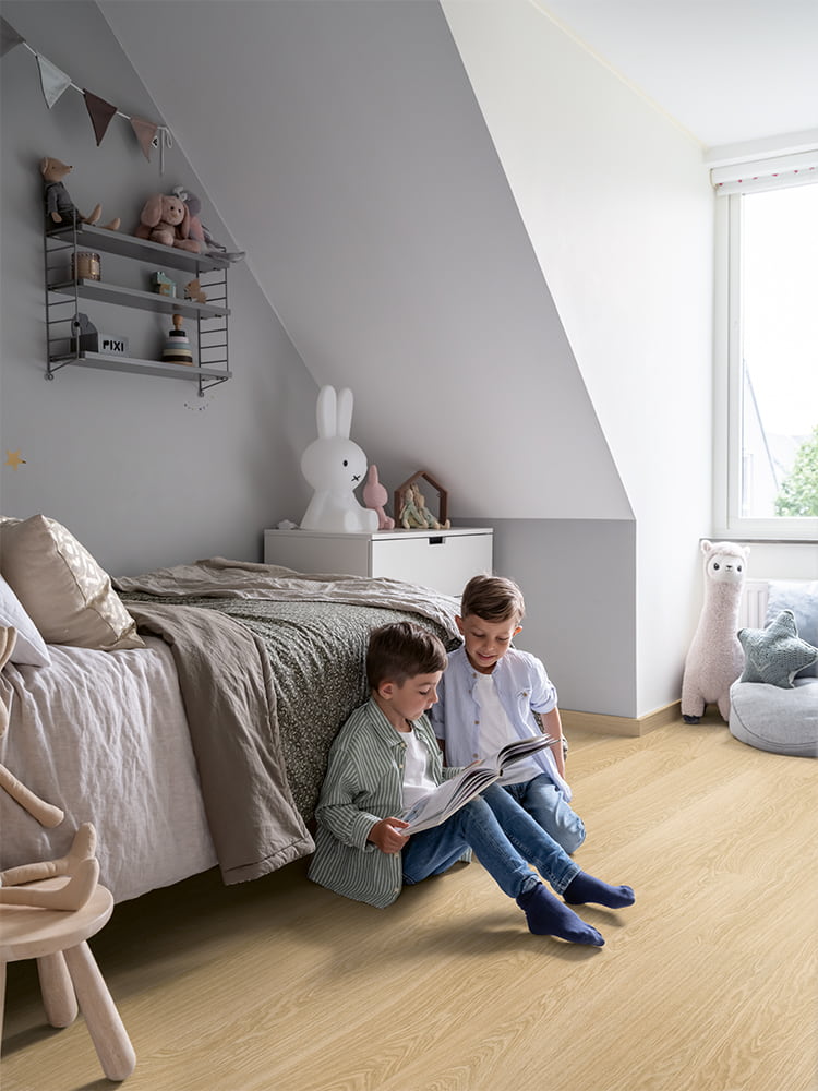 to barn leser en bok på et barnerom med et beige vinylgulv